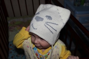 Детская шапка "Кот", вязаная спицами