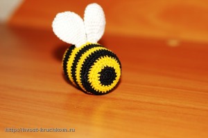 Вязаная пчелка